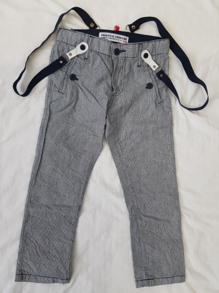 Calça sarja com suspensórios
